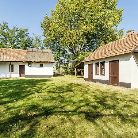 Bugaci Menesbirtok Ueduelohazak Bugac